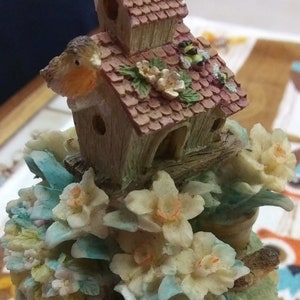 Puede incluir: Un juego de tres tazas de cer&aacute;mica con un acabado mate moteado. Las tazas son de color crema, gris claro y gris oscuro. Cada taza tiene un dise&ntilde;o simple y minimalista.