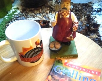 Set de regalo vintage para barbacoa: Figura coleccionable de Russ Berrie, libro de barbacoa, taza "El rey de la parrilla".