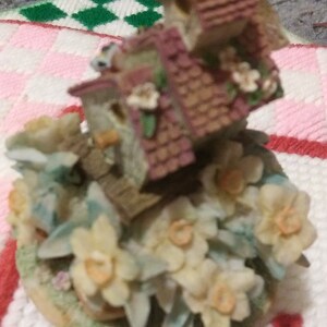 Puede incluir: Un juego de tres tazas de cer&aacute;mica con acabado mate moteado. Las tazas son de color crema, gris claro y gris oscuro. Cada taza tiene un dise&ntilde;o simple y minimalista.