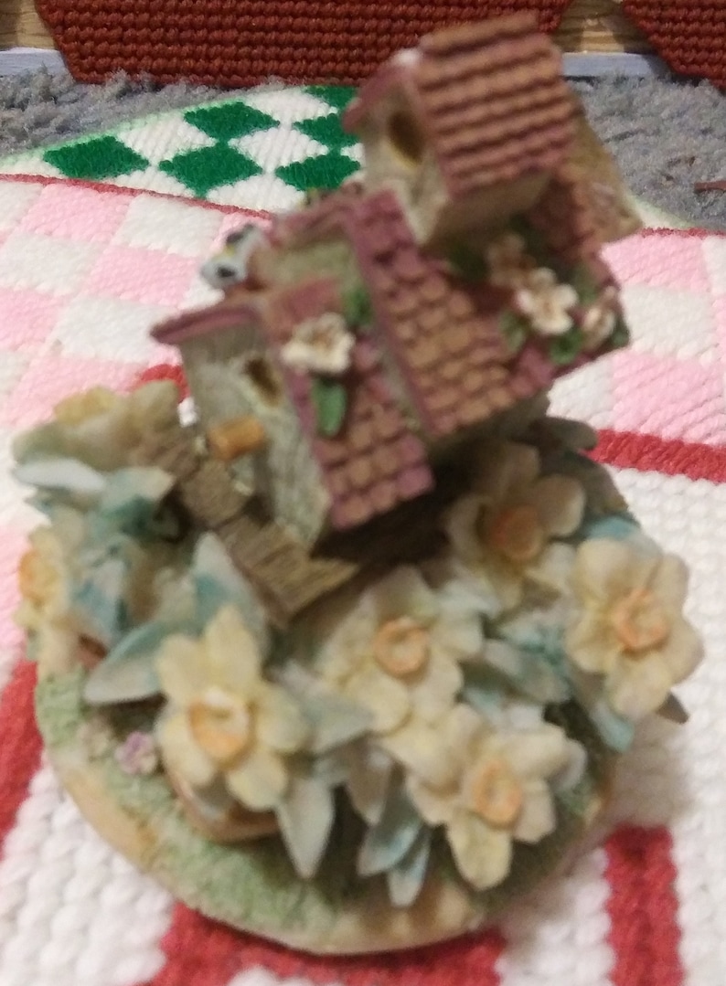 Puede incluir: Un juego de tres tazas de cer&aacute;mica con acabado mate moteado. Las tazas son de color crema, gris claro y gris oscuro. Cada taza tiene un dise&ntilde;o simple y minimalista.