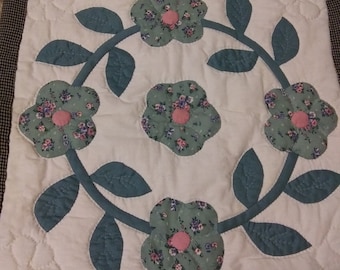 Handmade Quilted Wall Hanging: Vintage Floral Wreath Decor (18&quot; x 18&quot;)