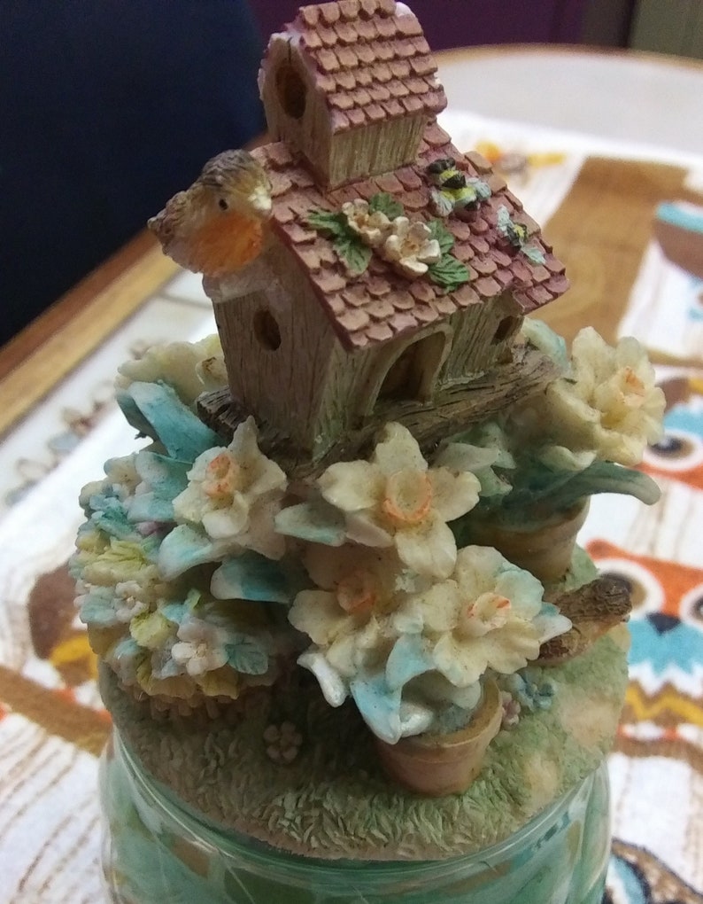 Puede incluir: Un juego de tres tazas de cer&aacute;mica con un acabado mate moteado. Las tazas son de color crema, gris claro y gris oscuro. Cada taza tiene un dise&ntilde;o simple y minimalista.