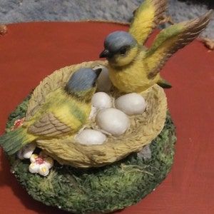 Puede incluir: Un letrero de madera hecho a mano con la palabra "Welcome" en una fuente juguetona. El letrero est&aacute; pintado de blanco con un acabado envejecido y presenta un peque&ntilde;o coraz&oacute;n decorativo. Para uso en interiores o exteriores.