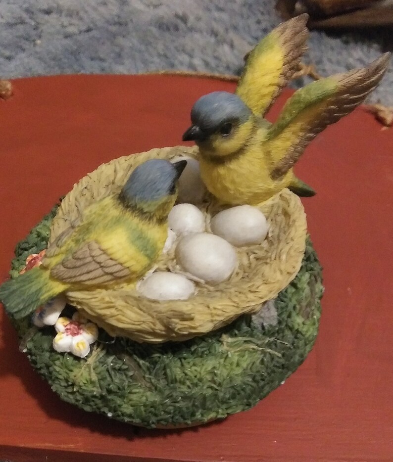 Puede incluir: Un letrero de madera hecho a mano con la palabra "Welcome" en una fuente juguetona. El letrero est&aacute; pintado de blanco con un acabado envejecido y presenta un peque&ntilde;o coraz&oacute;n decorativo. Para uso en interiores o exteriores.