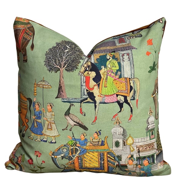 Grüner Kissenbezug mit indisch inspiriertem Druck mit Maharadscha-Pferden, Elefanten, Bäumen und Pfauen