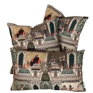 Puede incluir: Tres almohadas decorativas con un dise&ntilde;o estampado en verde, marr&oacute;n y beige que presenta una ilustraci&oacute;n intrincada de personas en un entorno de palacio.