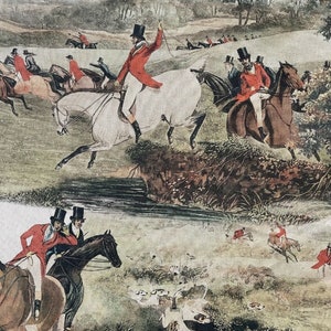 Può includere: Un'illustrazione vintage che rappresenta un gruppo di persone a cavallo che cavalcano attraverso un'area boscosa. I cavalieri sono vestiti con abiti da caccia tradizionali, con cappotti rossi e cappelli a cilindro. I cavalli galloppano attraverso un campo, con un branco di cani che corrono davanti a loro. La scena è ambientata in un paesaggio rurale, con alberi e cespugli sullo sfondo.