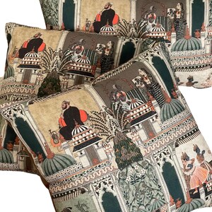 Puede incluir: Cuatro almohadas decorativas con fondo beige y un patr&oacute;n repetido de verde, naranja y marr&oacute;n. El patr&oacute;n presenta dise&ntilde;os intrincados de personas, edificios y plantas.