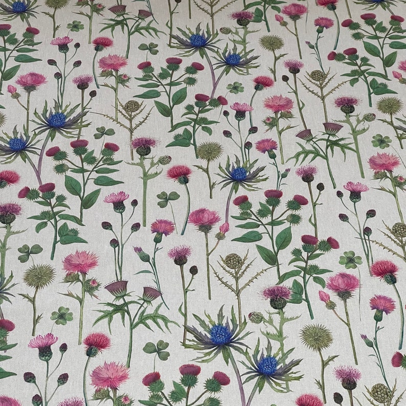 Pode incluir: Um padr&atilde;o de tecido sem costura apresentando um design repetitivo de flores silvestres rosa e azuis com caules e folhas verdes sobre um fundo bege.