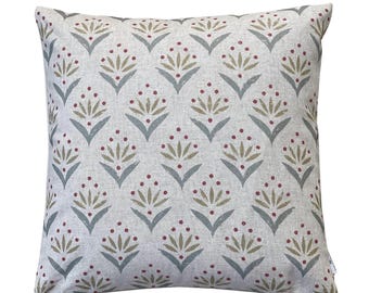 Capa de almofada floral Meadow Berry Duckegg, com aparência de linho botânico, ideal para decoração de casa estilo fazenda.