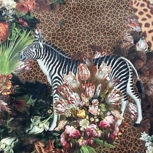 Op de afbeelding: Een zwart-witte zebra staat in een veld met rode, witte en roze bloemen. De zebra is omringd door een bruin en zwart luipaardmotief.
