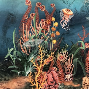 Op de afbeelding: Een aquarel schilderij van een onderwater scène met koraal, zeewier en kwallen. Het koraal is een levendig oranje en rood, terwijl het zeewier een diep groen is. De kwallen zijn een lichtblauw en roze.