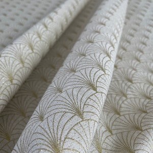 Tela de algodón con estampado gráfico Art Déco en color crudo brillante dorado