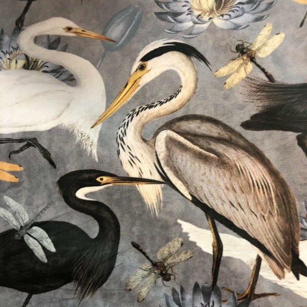 Tela de terciopelo gris estampada con garzas, libélulas y flores para decoración de interiores. Se vende por metro.