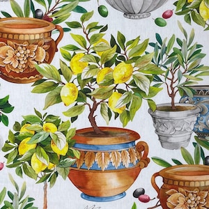 Puede incluir: Una pintura de acuarela de un bodegón con tres macetas de terracota con limoneros. Las macetas están decoradas con detalles azules y dorados. Los limoneros están en plena floración con hojas verdes y limones amarillos.