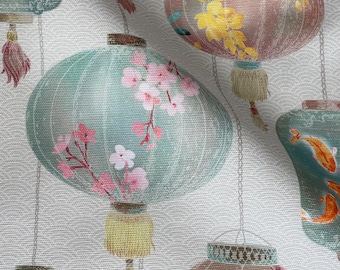 Tkanina Celestial Lanterns – mieszanka bawełny Asian Lantern, z nadrukiem kwiatowym i koi, do tapicerki / dekoracji wnętrz
