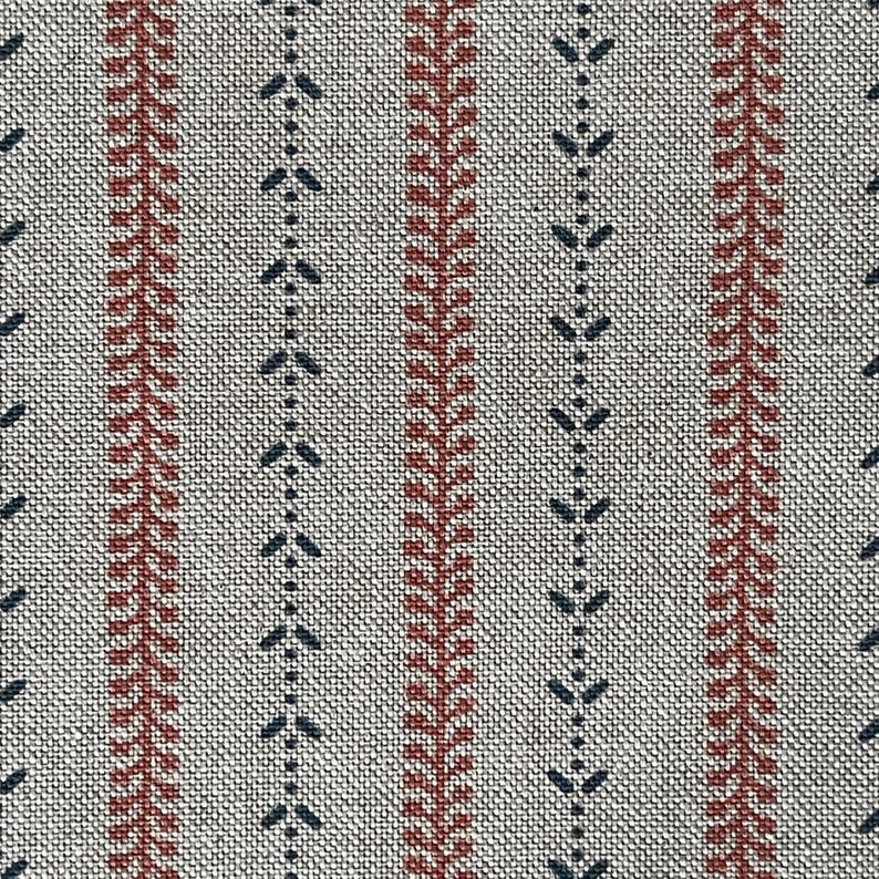 A herringbone-effect weave gives the beige base a linen appearance while remaining soft and durable.