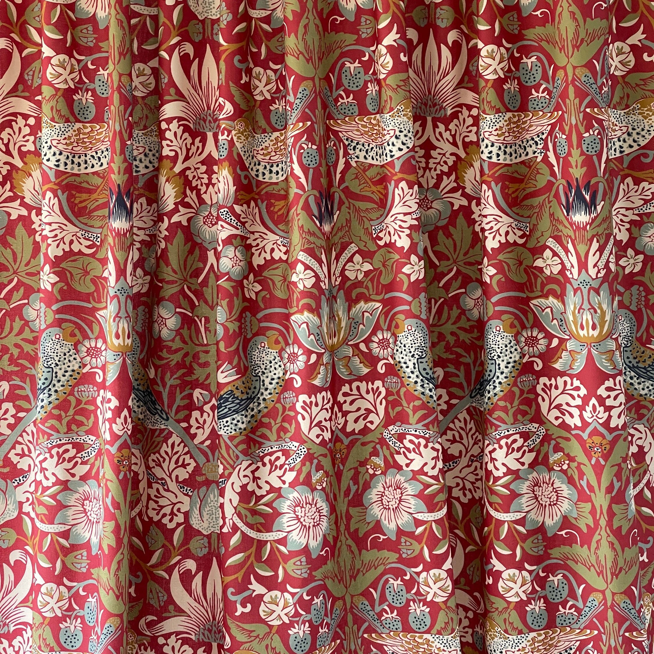 Vintage Wing Chair And Ottoman In William Morris Strawberry Thief Cotton Fabric - Foto 5