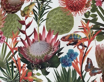 Op de afbeelding: Een kleurrijke bloemenprint met verschillende bloemen, waaronder protea's, orchideeën en lelies. De print bevat ook een kameleon, een kikker en een vlinder.