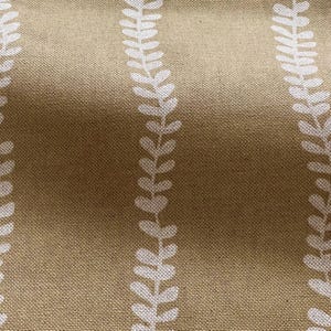 Könnte beinhalten: Nahaufnahme eines beigefarbenen Stoffes mit einem sich wiederholenden Muster aus weißen, blattartigen Designs. Die Blätter sind in vertikalen Streifen angeordnet und erzeugen eine strukturierte Oberfläche. Der Stoff hat ein natürliches, gewebtes Aussehen.