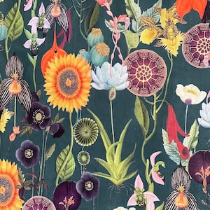 Könnte beinhalten: Botanische Illustration mit dunkelgrünem Hintergrund, die eine Vielzahl von Blumen und Blättern zeigt. Das Design umfasst Sonnenblumen, Orchideen und andere einzigartige florale Elemente in Orange-, Lila- und Weißtönen.