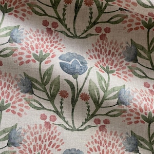 Könnte beinhalten: Nahaufnahme eines Stoffes mit einem sich wiederholenden Blumenmuster. Das Design zeigt stilisierte Blumen in Rosa-, Blau- und Grüntönen vor einem neutralen Hintergrund. Die Blumen haben einen Aquarelleffekt, der dem Stoff ein weiches, künstlerisches Aussehen verleiht.