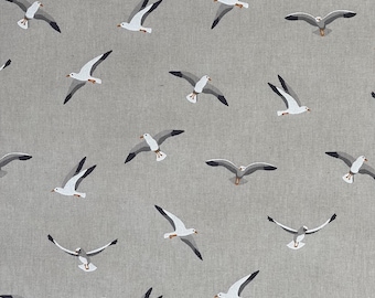 Puede incluir: Una tela gris con un patrón repetitivo de gaviotas blancas volando en diferentes direcciones.