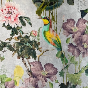 Peut inclure: Un tissu gris avec un motif floral composé de fleurs roses, de feuilles vertes et d'un oiseau coloré. L'oiseau est perché sur une branche et a un long bec pointu. L'arrière-plan est gris clair.
