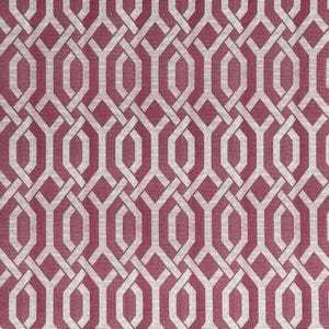 Könnte beinhalten: Nahaufnahme eines Stoffes mit einem sich wiederholenden geometrischen Muster. Das Design zeigt ineinandergreifende Formen in Hellgrau vor einem tiefroten Hintergrund. Die Textur des Stoffes ist sichtbar, was auf ein gewebtes Material hindeutet.