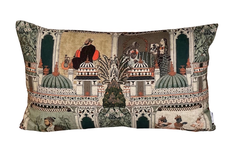 Puede incluir: Coj&iacute;n rectangular con un dise&ntilde;o estampado en verde, beige y naranja que representa una escena intrincada de personas en un entorno palaciego. El dise&ntilde;o incluye arcos, c&uacute;pulas y palmeras.