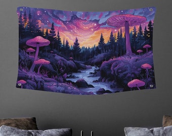 Könnte beinhalten: Eine Wandteppich mit einer lila und pinken Waldszene, durch die ein Fluss fließt. Der Himmel ist leuchtend orange und pink mit Sternen. Überall in der Szene sind Pilze in verschiedenen Größen zu sehen.