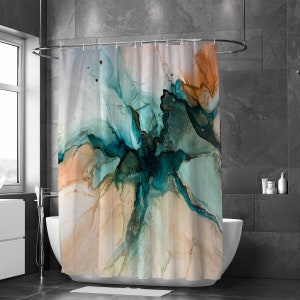 Op de afbeelding: Abstracte douchegordijn met een turquoise, blauw en gouden ontwerp. Het ontwerp lijkt op stromend water of inkt.