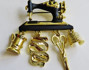 ☆ CELINE ☆ Vintage ☆ mini broach CELINE CELINE Pin Brooch Swing Type Horse Carriage Gold