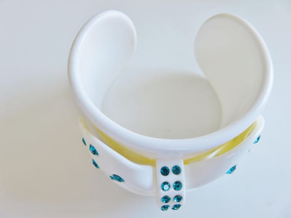 Vintage  Bow Style White Lucite Cuff Bracelet wit… - image 4