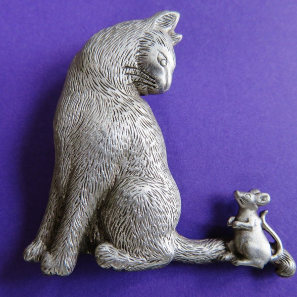 JJ Jonette Kitty Invites Mouse To" Come To Dinner"Brooch Pin