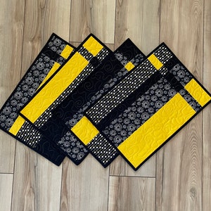 QUILTED PLACEMAT SET of 4, Black, Yellow & White Daisy Placemats, Modern Placemats, Handmade Placemats, Contemporary Table Decor