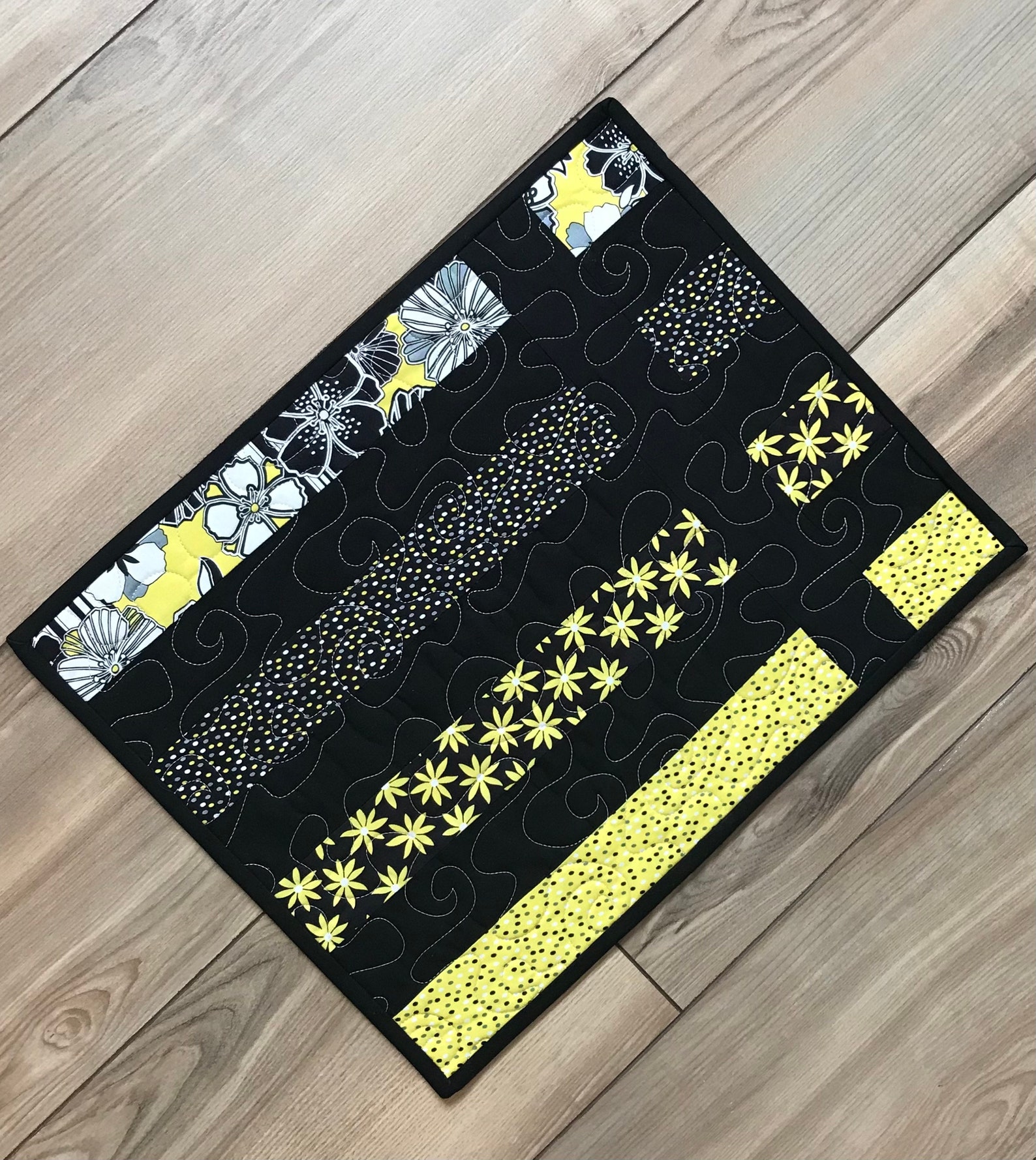 QUILTED PLACEMAT SET of 4 Black White and Yellow Placemats Etsy 日本