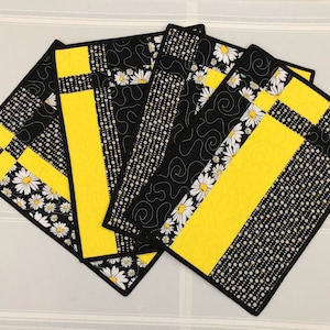 Quilted Placemat set of 4, Black and Yellow, Daisies, Table Decor, Contemporary Table Decor