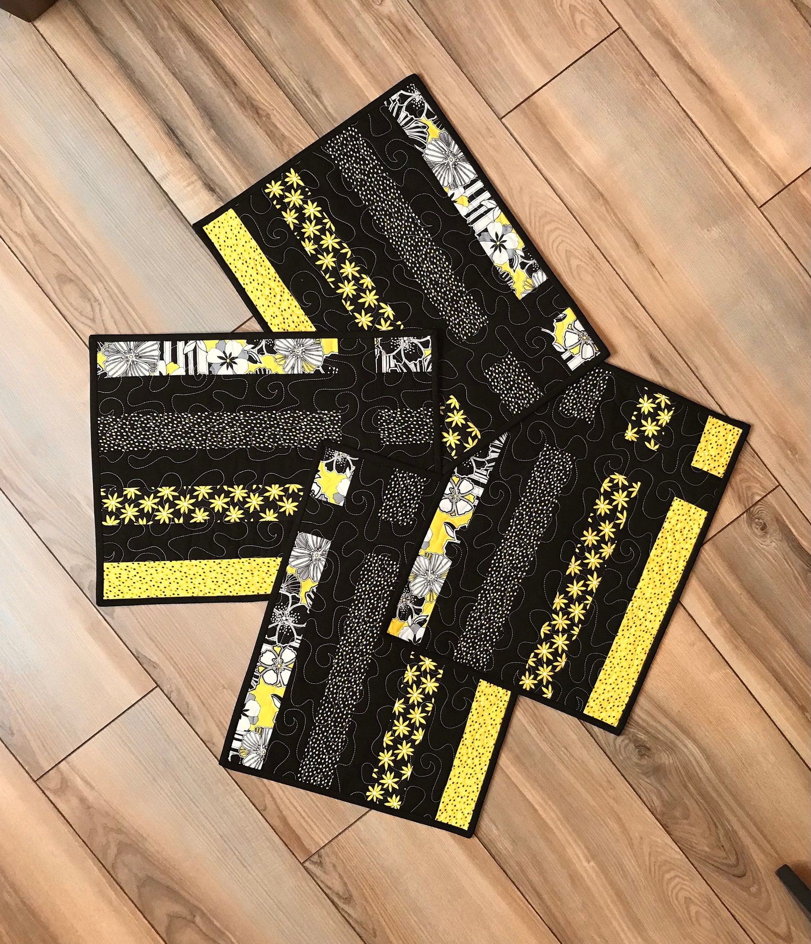 QUILTED PLACEMAT SET of 4 Black White and Yellow Placemats Etsy 日本