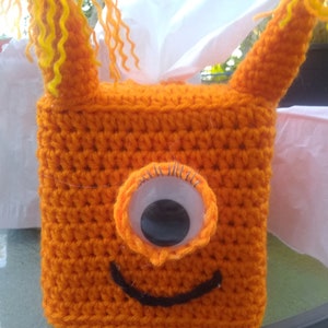 Crochet tissue box cover