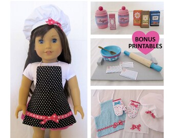 Può includere: Una bambola che indossa un grembiule a pois neri e bianchi con un fiocco rosa, un cappello da chef bianco e un fiocco rosa. La bambola tiene un mattarello. L'immagine include anche un set di accessori stampabili per un set di gioco per panetteria.