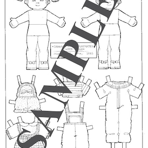 Può includere: Bambola di carta in bianco e nero di una ragazza con i capelli ricci. La bambola ha diversi abiti, tra cui un vestito, una salopette e una camicia e pantaloni. La bambola è di Cabbage Patch Kids Playmates.