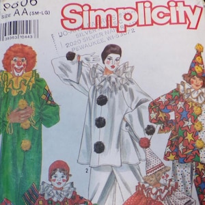 Könnte beinhalten: Simplicity-Schnittmuster für Clownkostüme. Das Muster zeigt Illustrationen verschiedener Clown-Outfits in verschiedenen Farben und Mustern, darunter Punkte, Sterne und unifarbene Designs. Die Mustergröße ist AA (SM-LG).