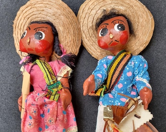 Bambole vintage di arte popolare raffiguranti un cowboy e una ragazza.