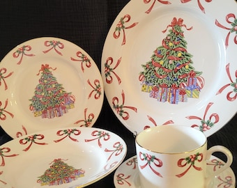 Gibson Christmas Morning Holiday Placesetting w/ Gold Trim