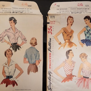 Może przedstawiać: Dwie vintage koperty z wykrojami Simplicity. Jedna przedstawia kobietę w bluzce w paski, druga różne projekty sukienek. Obie koperty pokazują cenę 35c i rozmiar 14.