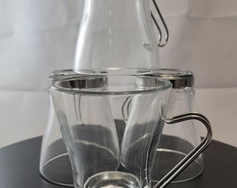 Vier glazen vitrosax-bekers met afneembare metalen handgrepen
