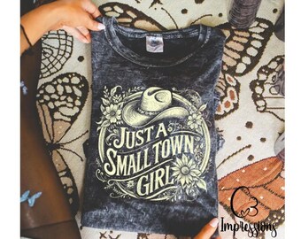 Juste une fille de petite ville | Chemise maman cow-girl | T-shirt graphique d'été | Cadeau pour maman d'une petite ville | T-shirt pour maman Just a Girl | Mode de vie de cow-girl