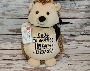 Peluche hérisson personnalisée avec détails de naissance, souvenir de bébé personnalisé, nom brodé de l'animal en peluche, cadeau unique pour baby shower