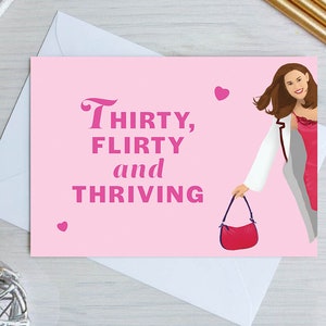 Pu&ograve; includere: Biglietto di auguri rosa con una donna in giacca bianca e vestito rosa che tiene una borsa rossa. Il biglietto dice "Thirty, flirty and thriving" in lettere rosa.